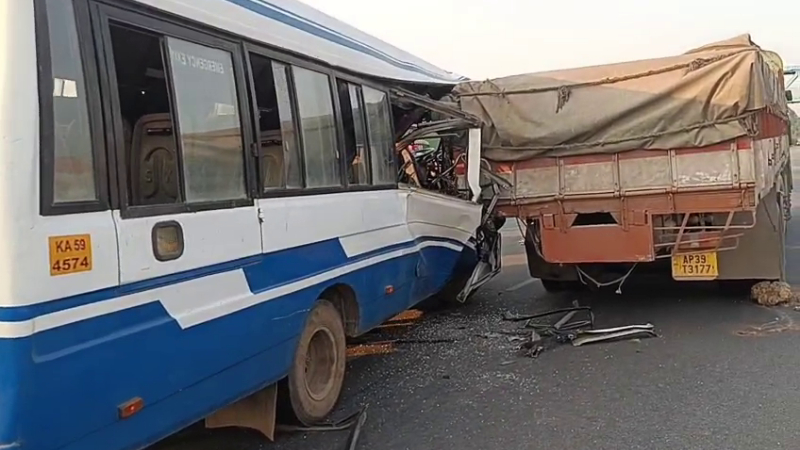 mini-bus-lorry-accident-KIA-