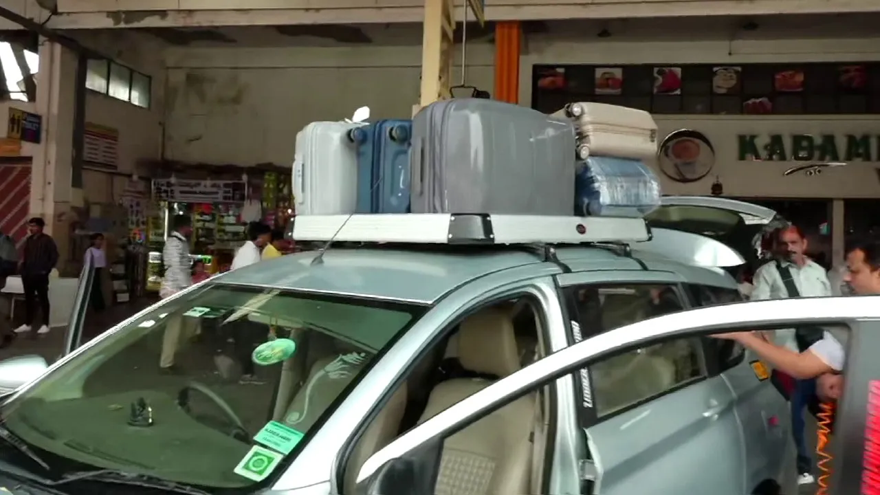 mejastic-bus-stop-taxi1-2025-08-05-10-55-14